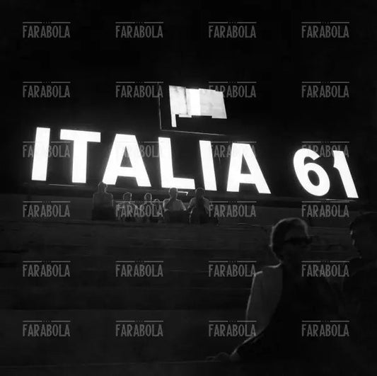 Insegna sull'esposizione di Italia '61 a San Siro, Italia vs Argentina, 1961 - Farabola Immagine digitale