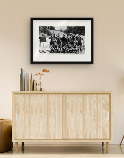 Fine-Art-Druck von „Inter Mailand, Mannschaftsfoto, 1945“ mit schwarzem Rahmen und Passepartout, im Wohnzimmer über einer Anrichte aufgehängt