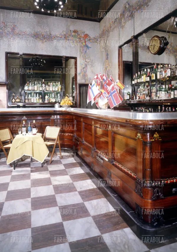 Interno del bar Camparino in Galleria Vittorio Emanuele II, Milano, 1982 - Farabola Immagine digitale