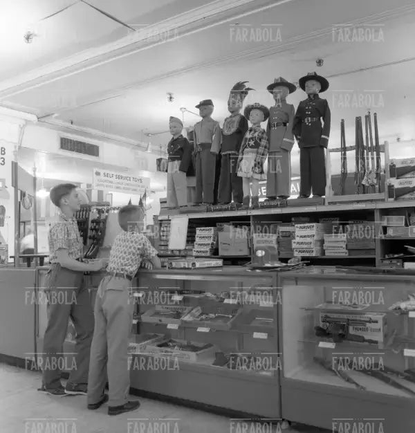 Interno del Grande Magazzino Macy's sulla 6a Avenue, New York, 1961 - Farabola Immagine digitale