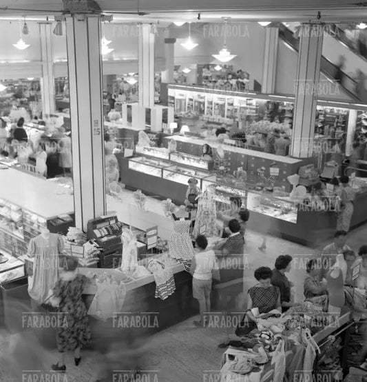 Interno del Grande Magazzino Macy's sulla 6a Avenue, New York, 1961 - Farabola Immagine digitale