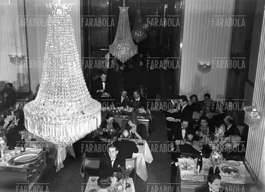 Interno del ristorante Savini in Galleria Vittorio Emanuele II, Milano, 1950 - Farabola Immagine digitale