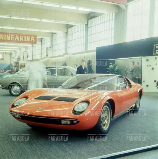 Interno di una Lamborghini Miura, Salone dell'Auto di Ginevra, 1966 - Farabola Immagine digitale