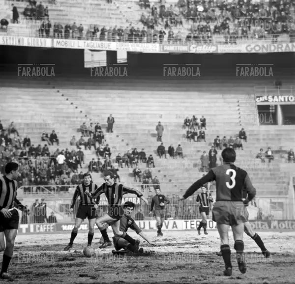 Intervento di Gigi Meroni su Sandro Mazzola, Inter vs Genoa, 1964 - Farabola Immagine digitale