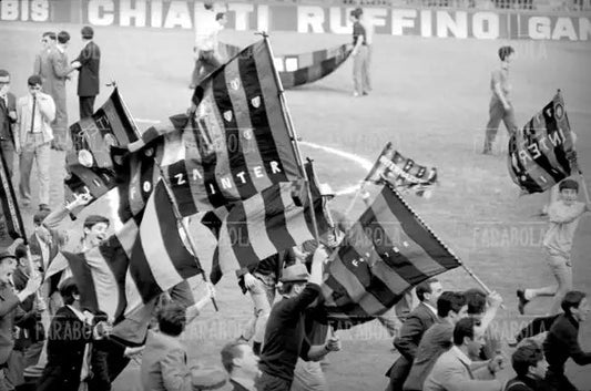 Invasione di campo dei tifosi per la vittoria dello scudetto, Inter vs Lazio, 1966 - Farabola Immagine digitale