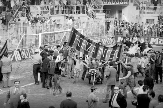 Invasione di campo dei tifosi per la vittoria dello scudetto, Inter vs Lazio, 1966 - Farabola Immagine digitale