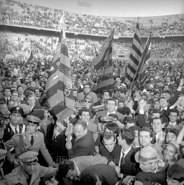 Invasione di campo dei tifosi per la vittoria dello scudetto, Inter vs Modena, 1963 - Farabola Immagine digitale