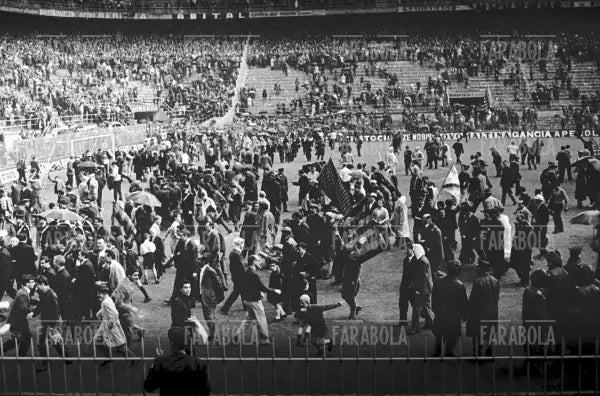 Invasione di campo dei tifosi per la vittoria dello scudetto, Inter vs Torino, 1965 - Farabola Immagine digitale