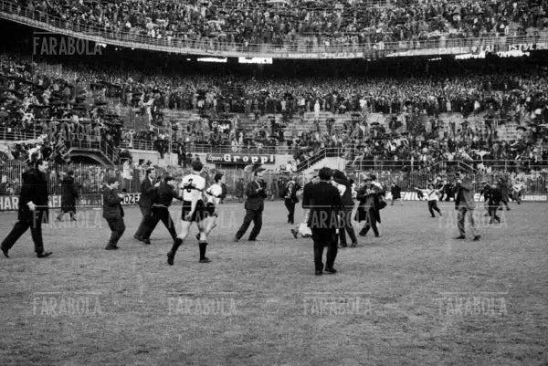 Invasione di campo dei tifosi per la vittoria dello scudetto, Inter vs Torino, 1965 - Farabola Immagine digitale