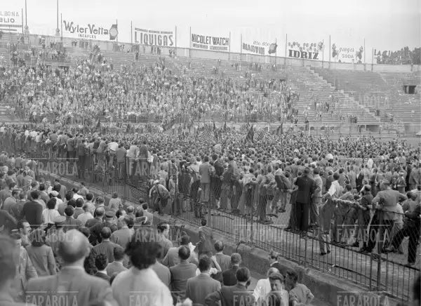 Invasione di campo dei tifosi per la vittoria dello scudetto, Milan vs Lazio, 1951 - Farabola Immagine digitale