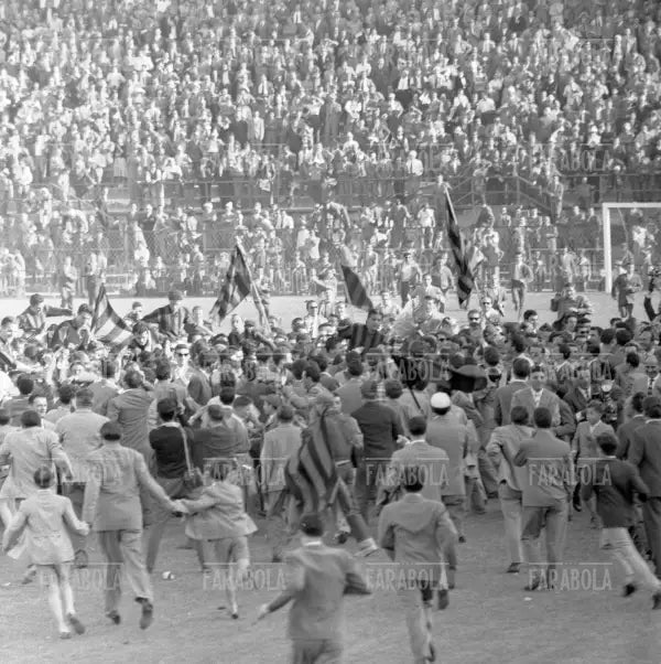 Invasione di campo dei tifosi per la vittoria dello scudetto, Milan vs Spal, 1955 - Farabola Immagine digitale