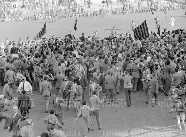 Invasione di campo dei tifosi per la vittoria dello scudetto, Milan vs Spal, 1955 - Farabola Immagine digitale