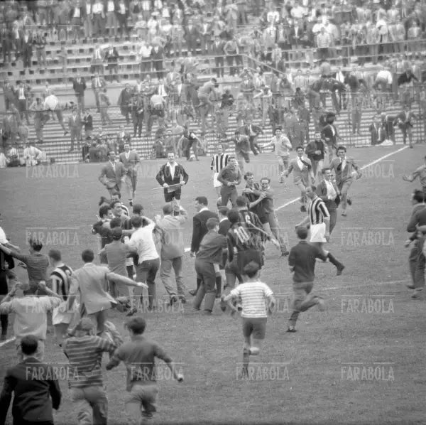 Invasione di campo dei tifosi per la vittoria dello scudetto, Milan vs Udinese, 1959 - Farabola Immagine digitale