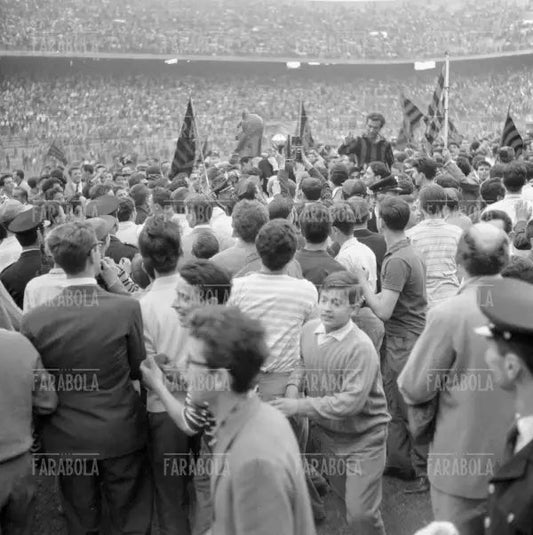 Invasione di campo dei tifosi per la vittoria dello scudetto, Milan vs Udinese, 1959 - Farabola Immagine digitale