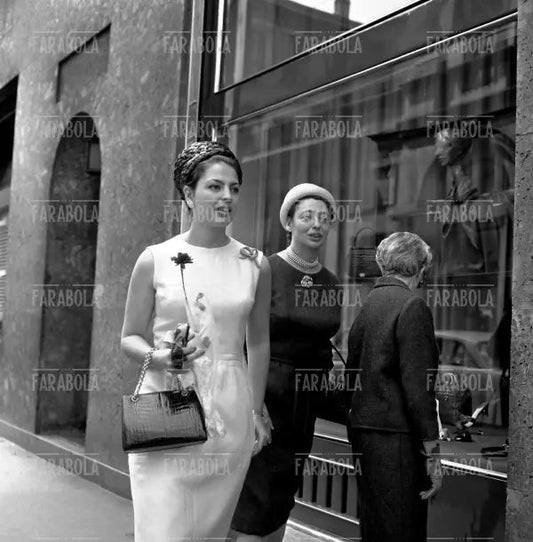 Ira Furstenberg e Clara Agnelli in via Montenapoleone, Milano, 1963 - Farabola Immagine digitale