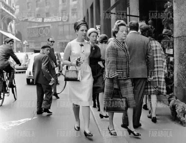 Ira Furstenberg e Clara Agnelli in via Montenapoleone, Milano, 1963 - Farabola Immagine digitale