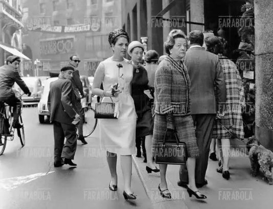 Ira Furstenberg e Clara Agnelli in via Montenapoleone, Milano, 1963 - Farabola Immagine digitale