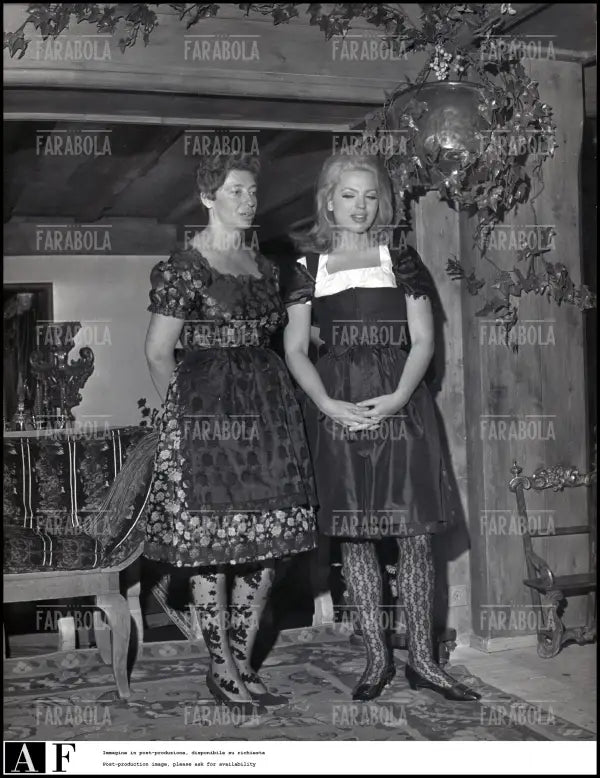 Ira von Furstenberg con la madre Clara Agnelli, Lady Europa, 1966 - Farabola Immagine digitale