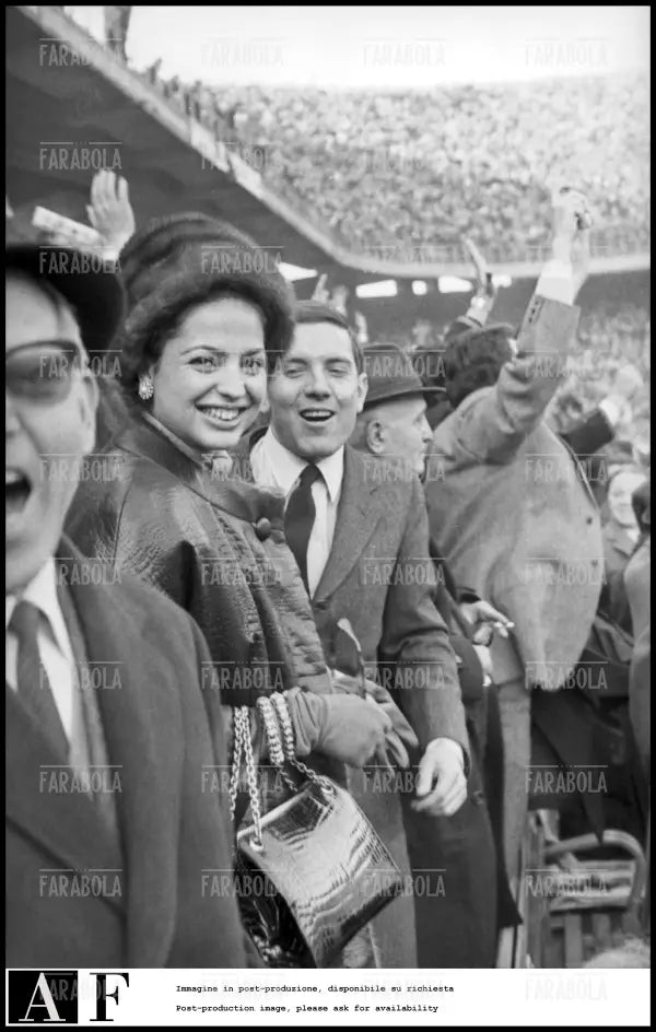 Ira von Furstenberg e Nicolò Donà delle Rose, Milan vs Benfica, Coppa dei Campioni, 1964 - Farabola Immagine digitale