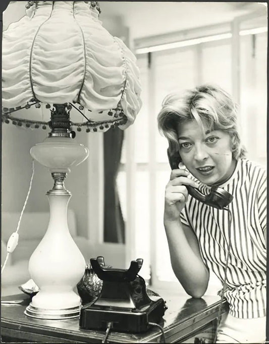 Isa Barzizza nella sua casa di Roma 1958 Ft 37342 - Stampa 20x30 cm - Farabola Stampa ai sali d'argento (anni 90)