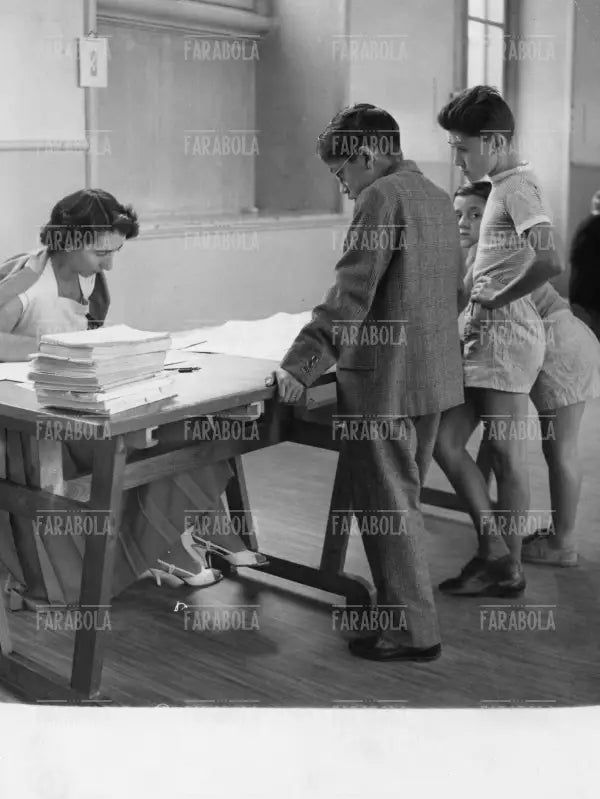 Iscrizioni alla scuola elementare, Milano, 1957 - Farabola Immagine digitale