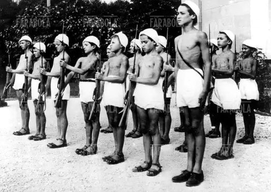 Istruzione prelimilitare per i ragazzi della Colonia Elioterapica, Milano, 1939 - Farabola Immagine digitale