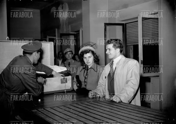 Istvan Nyers con la moglie alla dogana di Linare, Milano, 1948 - Farabola Immagine digitale