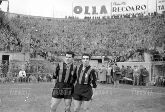 Istvan Nyers e Benito Lorenzi, Inter vs Milan, 1953 - Farabola Immagine digitale
