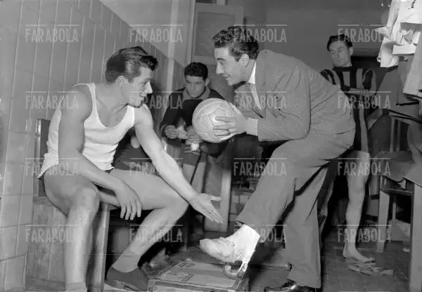 Istvan Nyers e Benito Lorenzi negli spogliatoi, Inter vs Bari, 1950 - Farabola Immagine digitale