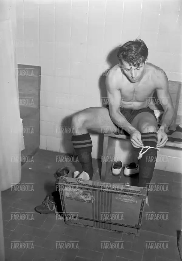 Istvan Nyers negli spogliatoi, Inter vs Legnano, 1950 - Farabola Immagine digitale