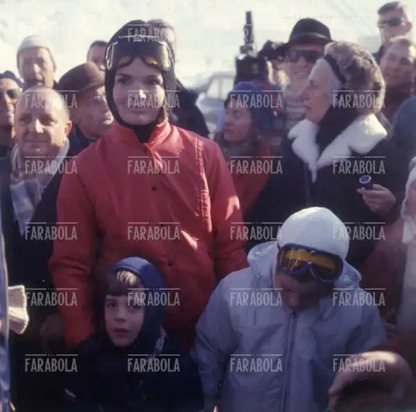 Jacqueline Kennedy con i figli Caroline e John John, Gstaad, 1966 - Farabola Immagine digitale