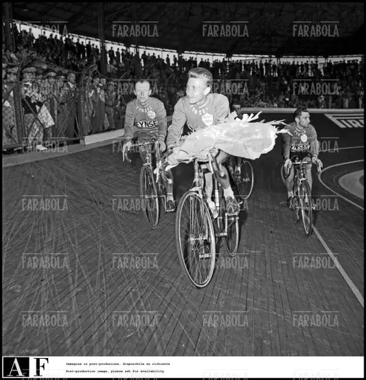 Jacques Anquetil all'arrivo al Velodromo Vigorelli, Giro d'Italia 1959 - Farabola Immagine digitale