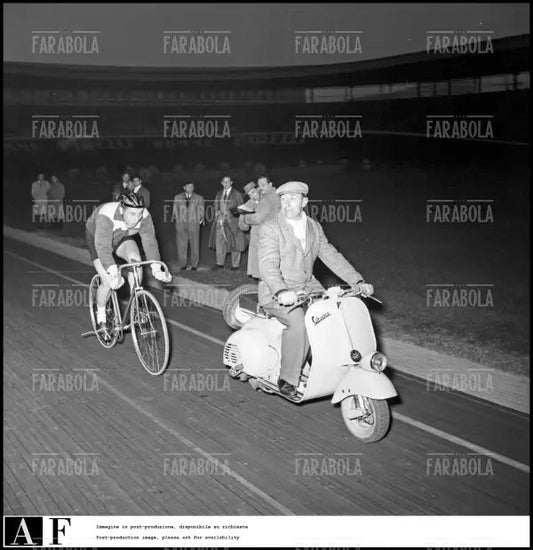 Jacques Anquetil tenta di stabilire il nuovo record dell'ora, Milano, 1955 - Farabola Immagine digitale