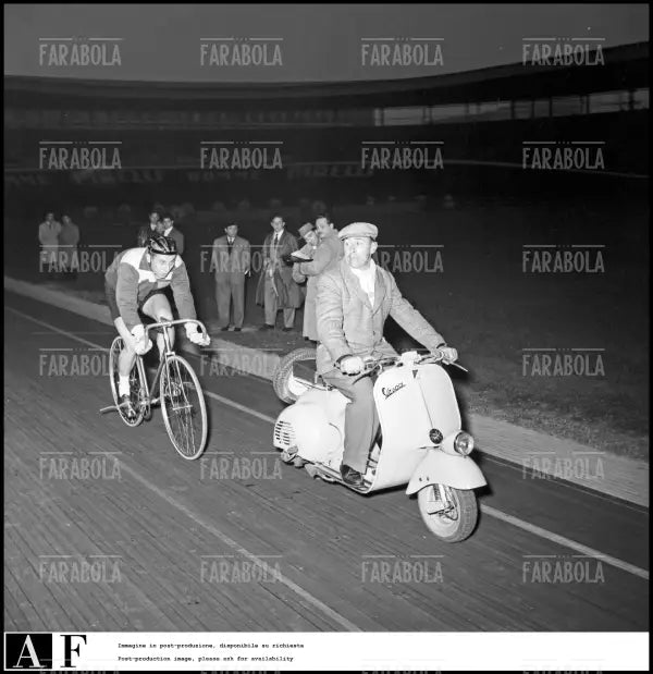 Jacques Anquetil tenta di stabilire il nuovo record dell'ora, Milano, 1955 - Farabola Immagine digitale
