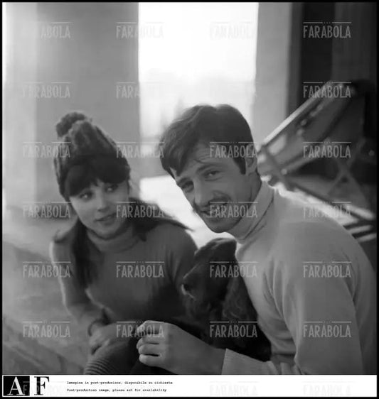 Jean - Paul Belmondo con la moglie Elodie Constantin, 1964 - Farabola Immagine digitale