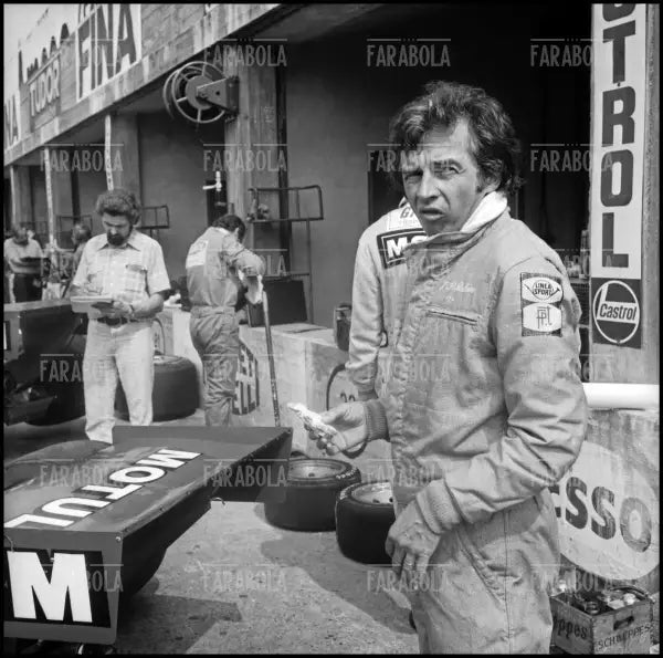 Jean - Pierre Beltoise ai box della Brm, Gp di Monza, 1974 - Farabola Immagine digitale