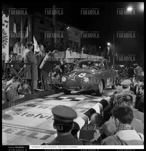 Jean Redele e Luis Pons su Renault Dauphine, Mille Miglia, 1956 - Farabola Immagine digitale