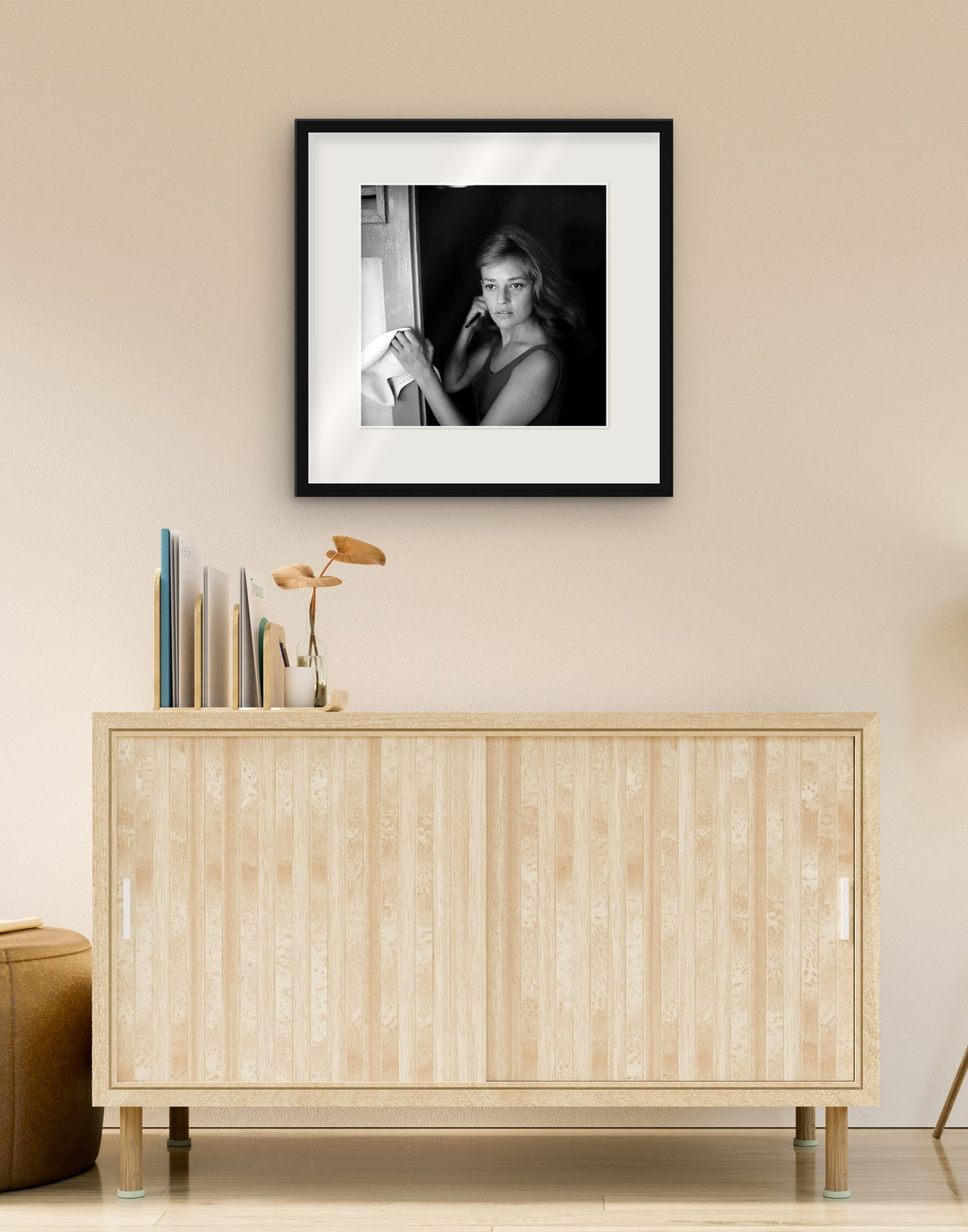 Fine-Art-Druck von „Jeanne Moreau, 1961“ mit schwarzem Rahmen und Passepartout, im Wohnzimmer über einer Anrichte aufgehängt