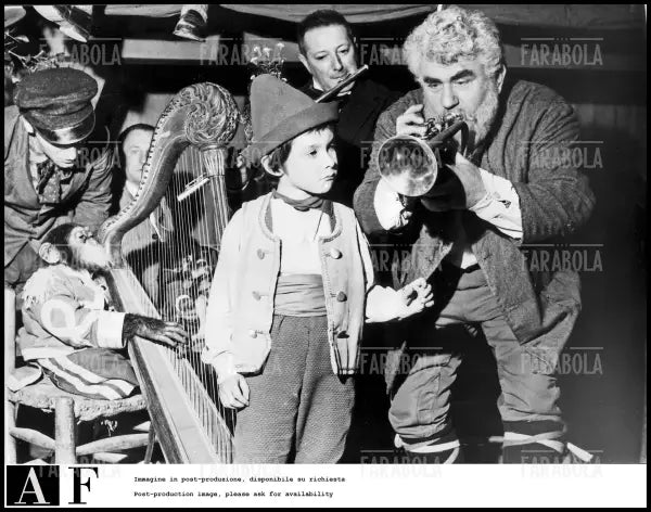 Joel Flateau e Gino Cervi sul set del film Sans Famille, 1957 - Farabola Immagine digitale