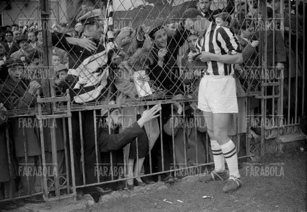 John Charles firma autografi, Inter vs Juventus, 1958 - Farabola Immagine digitale
