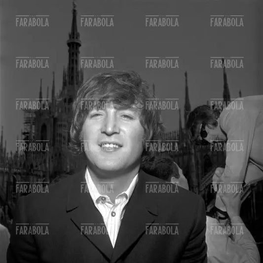John Lennon al Duomo, Concerto dei Beatles, Milano, 1965 - Farabola Immagine digitale