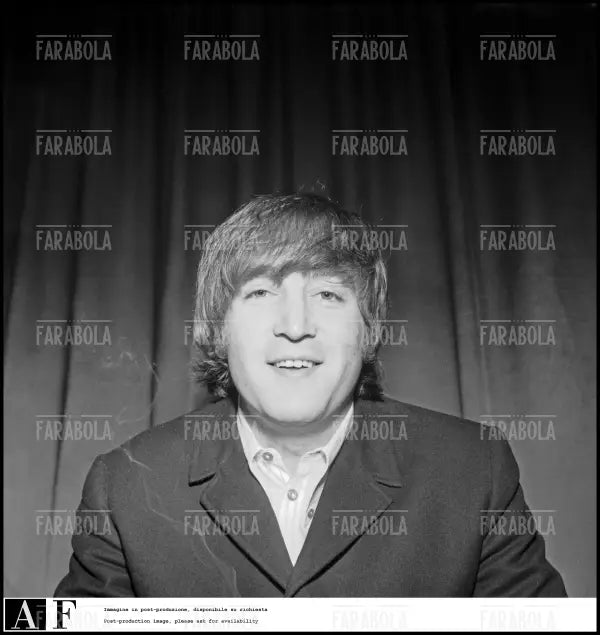 John Lennon al Duomo, Concerto dei Beatles, Milano, 1965 - Farabola Immagine digitale