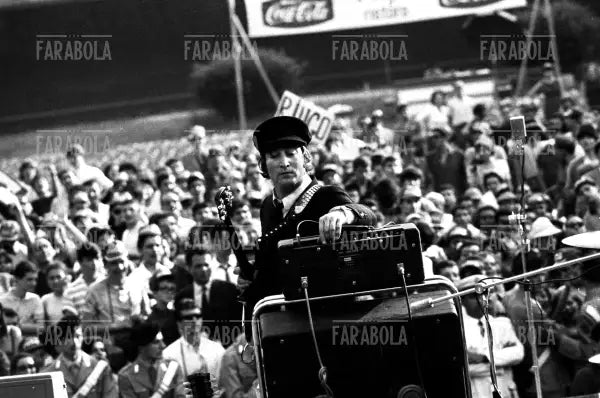 John Lennon, Concerto dei Beatles, Velodromo Vigorelli, Milano, 1965 - Farabola Immagine digitale