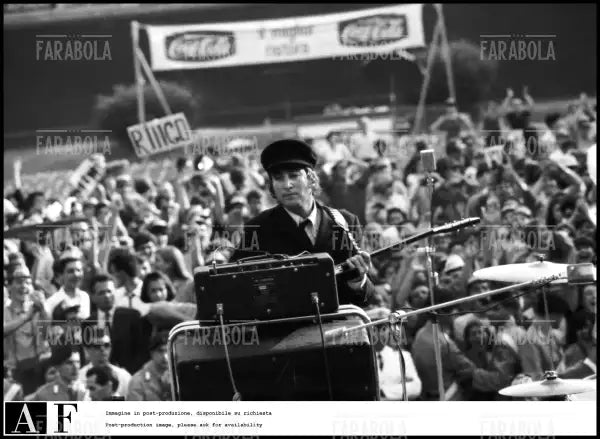 John Lennon, Concerto dei Beatles, Velodromo Vigorelli, Milano, 1965 - Farabola Immagine digitale