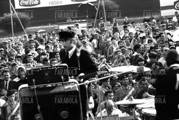John Lennon, Concerto dei Beatles, Velodromo Vigorelli, Milano, 1965 - Farabola Immagine digitale