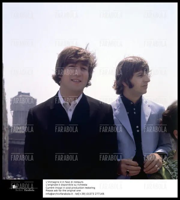 John Lennon e Ringo Starr al Duomo, Concerto dei Beatles, Milano, 1965 - Farabola Immagine digitale