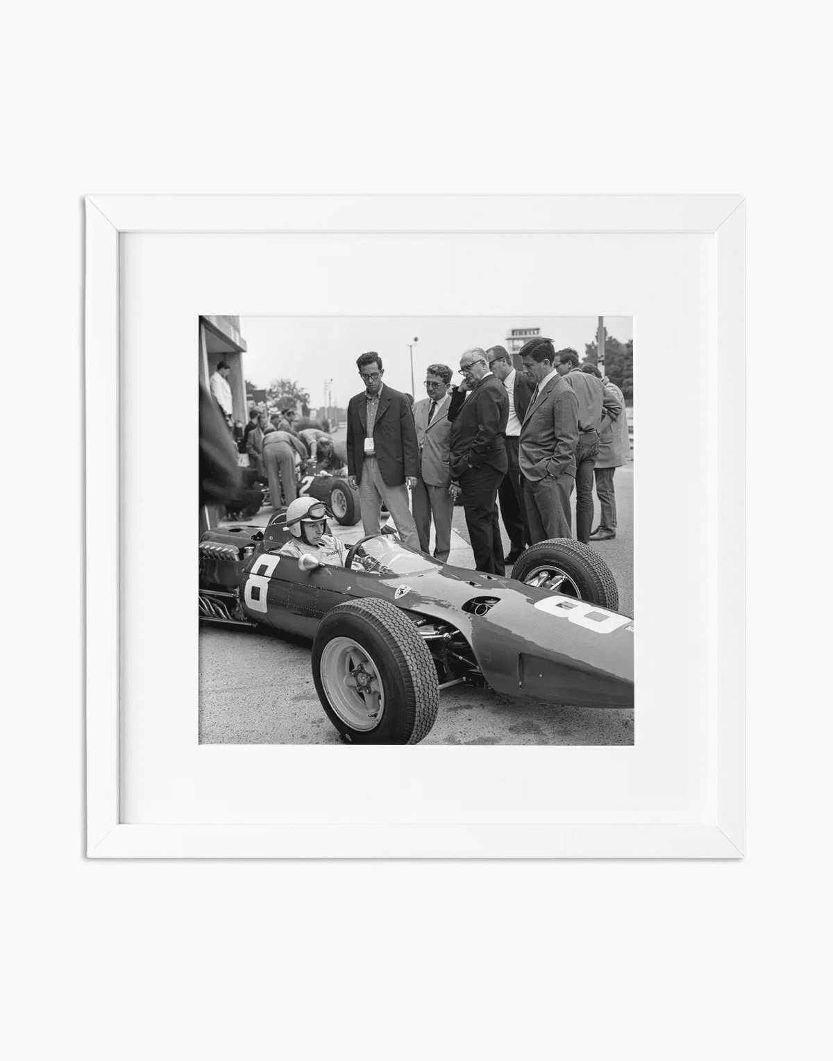 John Surtees su Ferrari, 1965 — stampa fine art con cornice bianca
