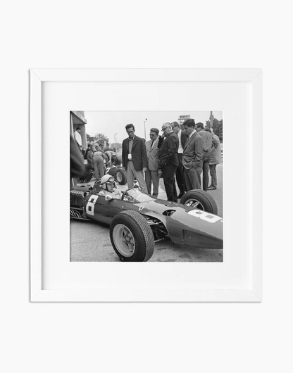 John Surtees su Ferrari, 1965 — stampa fine art con cornice bianca
