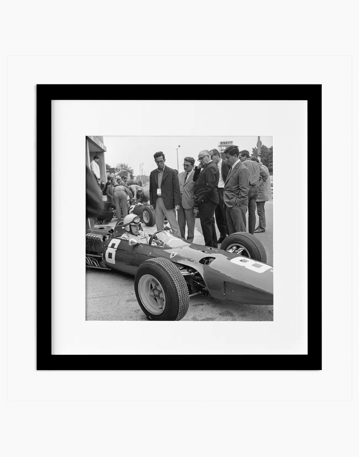 John Surtees su Ferrari, 1965 — stampa fine art con cornice nera