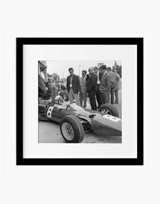 John Surtees su Ferrari, 1965 — stampa fine art con cornice nera